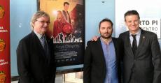 Monti Galmés, Marcos Cabotá y Toni Tugores posan ante el cartel de la pelicula.