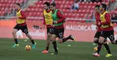 Futbolistas del Mallorca calentando antes del partido ante el Cádiz. Foto: LFP.