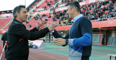 Olaizola y Martí saludándose antes del encuentro entre Mallorca y Tenerife. Foto: LFP.