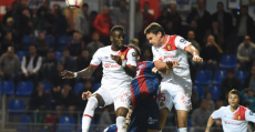 Ansotegi rematando de cabeza durante el partido ante el Huesca. Foto: LFP.