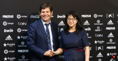 Alemany en su presentación estrechando la mano de la presidenta Layhoon Chan. Foto: VCF.