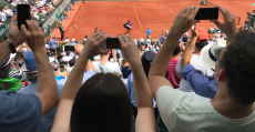 Nadal saltando a la Philippe Chatrier entre una nube de cámaras de teléfonos móviles. Foto: TTdeporte.com