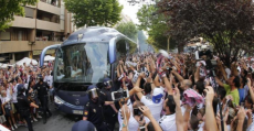 Así recibía la afición del Albacete el autobus del equipo. Foto: LFP.