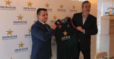 Vázquez y Boscana posan con la nueva camiseta del Iberostar Palma. Foto: Bahía San Agustín.