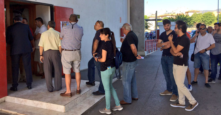 Cola de abonados a las puertas de las oficinas de Son Moix en el periodo de renovaciones. Fotos. RCDM.