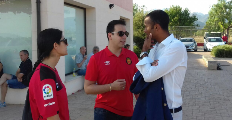 Molango departiendo con aficionados en Son Bibiloni. Foto: TTdeporte.com.