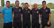 Carlos Martínez posa junto a su staff en el campo municipal de Magaluf. Foto: Twitter.