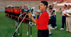 Pedraza dirigiendo un discurso a la afición en la presentación del equipo en el Lluís Sitjar. Foto: Diario de Mallorca.