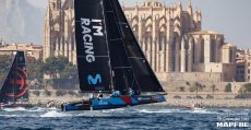 Embarcación catamarán navegando en las aguas de la bahía de Palma con la Catedral de fondo. Foto: Copa del Rey.