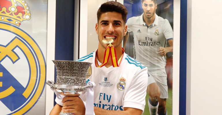 Asensio la Supercopa conquistada por el Real Madrid en 2017. Foto: Twitter.