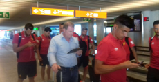 Sarver embarcando junto a la expedición mallorquinista rumbo al debut a Peralada. Foto: TTdeporte.com.