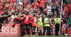 Piña entre los futbolistas y los aficionados del fondo norte tras el gol de Abdón Prats. Foto: RCDM.