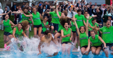 Nadal cumpliendo la tradición del campeón en Barcelona de lanzarse a la piscina con los recogepelotas del RCTB.