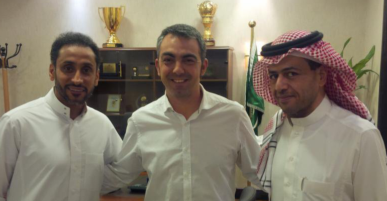 Toni Amor y Sami Al Jaber en su presentación en Arabia Saudí.