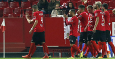 Los futbolistas del Formentera saludando a los aficionados pitiusos desplazados a Sevilla.