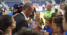 Vadillo atendiendo a jóvenes aficionados tras el partido ante el Levante en Son Moix. Foto: TTdeporte.com.