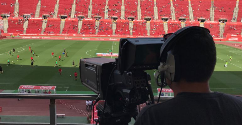 Operador de cámara durante un partido televisado. Foto: TTdeporte.