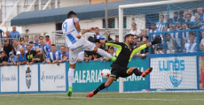 Xavi Ginard tapándole una clara ocasión de gol a Gerard Oliva en Son Malferit. Foto: GuiemSport.