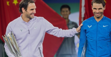 Federer y Nadal sonrientes en la ceremonia de entrega de trofeos tras la final de Shanghai.