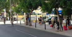 Resignados turistas arrastran sus voluminosos equipajes hasta sus hoteles ante el disfrute de dos entuasiastas ciclistas en Calvià. Foto: TTdeporte.com.