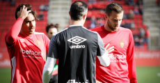 Abdón Prats y Álex López recibiendo instrucciones durante el calentamiento. Foto: RCDM.