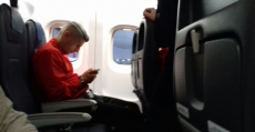 Salva Sevilla siguiendo el Llagostera-Villarreal en el avión hacia Valencia. Foto: TTdeporte.com.