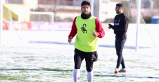 Kevin durante un entrenamiento con la estampa de la nieve sobre el césped. Foto: CD Guijuelo.