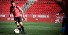 Xisco Campos conduciendo el balón ante el Ebro. Foto: RCDM.