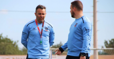 Juan Arsenal dialogando con uno de sus asistentes durante un entrenamiento. Foto: SDF.