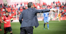 Vicente Moreno dando instrucciones desde la banda de Son Moix. Foto: RCDM.