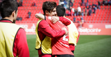 Abdón y Sastre abrazándose tras el empate frente al Formentera. Foto: RCDM.