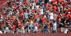 Son Moix ovacionó a sus futbolistas tras golear al Olot y acariciar el título de liga. Foto: RCDM.