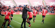 La plantilla celebrando un tanto haciendo piña con el banquillo. Foto: RCDM.