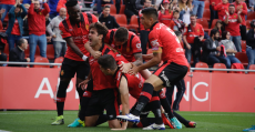 Abdón celebrando el primer tanto ante el Badalona rodeado por sus compañeros. Foto: RCDM.