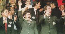 Fageda junto a la delegada del gobierno Cirer y el presidente Reynés en la final de Birmingham (1999). Foto: RCDMallorca1916.com.