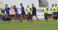 Futbolistas del Poblense calentando antes de su encuentro de PlayOff. Foto: Fútbol Balear.