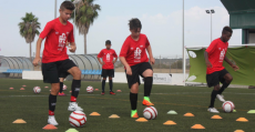 Los jóvenes participantes del BC2 en el campo de fútbol de Maria de la Salut. Foto: BC2.