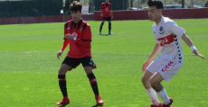 Tòfol Montiel pugnando un balón en un encuentro del DH frente al Nàstic. Foto: Fútbol Balear.