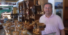 Bestard en su tienda de artesanía en Sóller. Foto: TTdeporte.com.