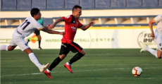 Valcarce perseguido por un rival en el amistoso ante el Málaga en Marbella. Foto: RCDM.