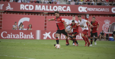 Abdón ejecutando el penalti que dio los tres puntos al Mallorca. Foto: RCDM.