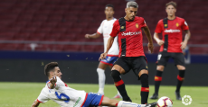 Sevilla luchando un balón en el centro del campo. Foto: LaLiga.