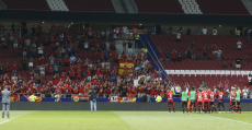 Comunión entre futbolistas y desplazados tras finalizar el encuentro. Foto: LaLiga.