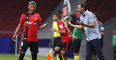 Sevilla y Moreno dialogando durante el partido en el Metropolitano. Foto: LaLiga.