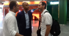 Moreno departiendo con Molango y Recio en el aeropuerto. Foto: TTdeporte.