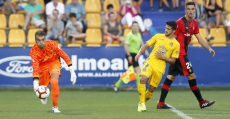 Reina trata se sacar el balón raso delante de Pereira. Foto: LaLiga.