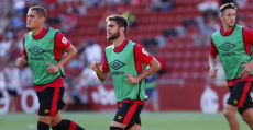 Pedraza calentando junto a Ruiz y Raíllo. Foto: LaLiga.