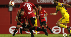 Abdón rematando un balón ante el Cädiz. Foto: LaLiga.