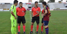 Capitanes y colegiados realizan el sorteo con una tribuna desierta de fondo. Foto: Fútbol Balear.