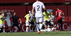 Momento de tensión tras el cabezazo entre Campos y Manaj. Foto: LaLiga.